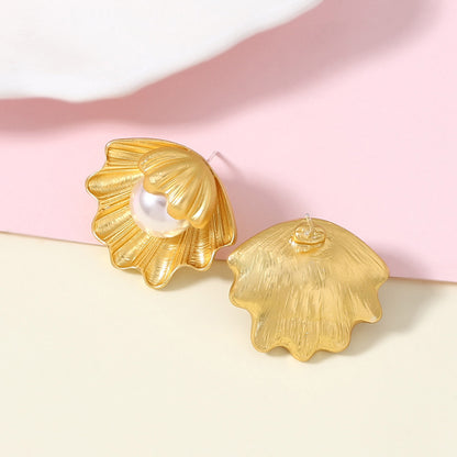 Kaunis Helmi Korvarengas ainutlaatuisella tyylillä