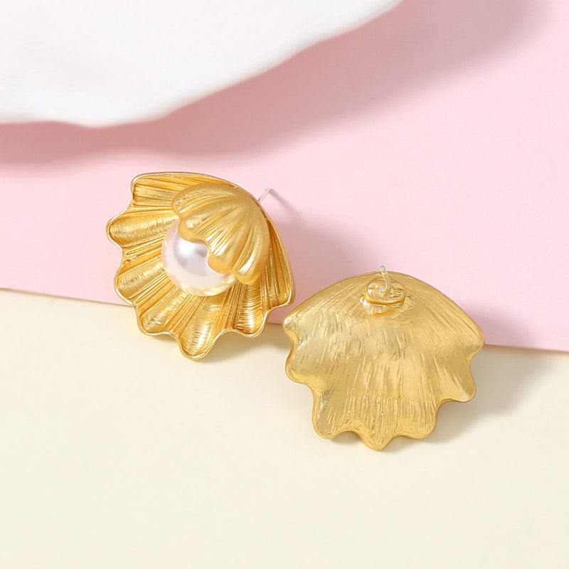 Kaunis Helmi Korvarengas ainutlaatuisella tyylillä