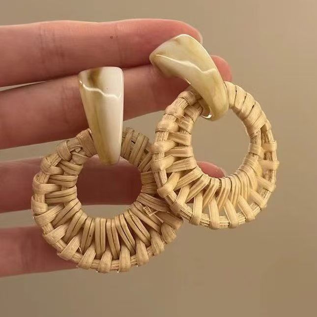 Kaunis Korvarengas ainutlaatuisella tyylillä