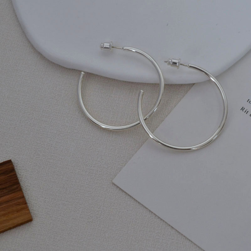 Klassinen Hopea Korvarengas ajattomalla viehätyksellä