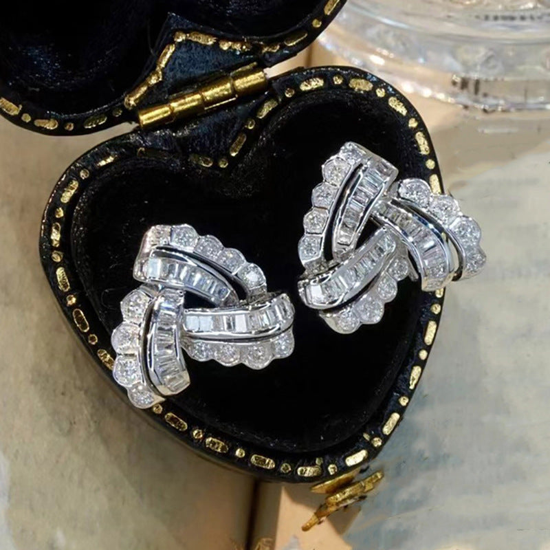 Kaunis Korvarengas ainutlaatuisella tyylillä