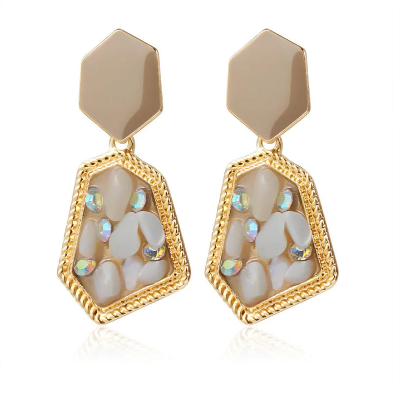 Klassinen Sormus ajattomalla viehätyksellä