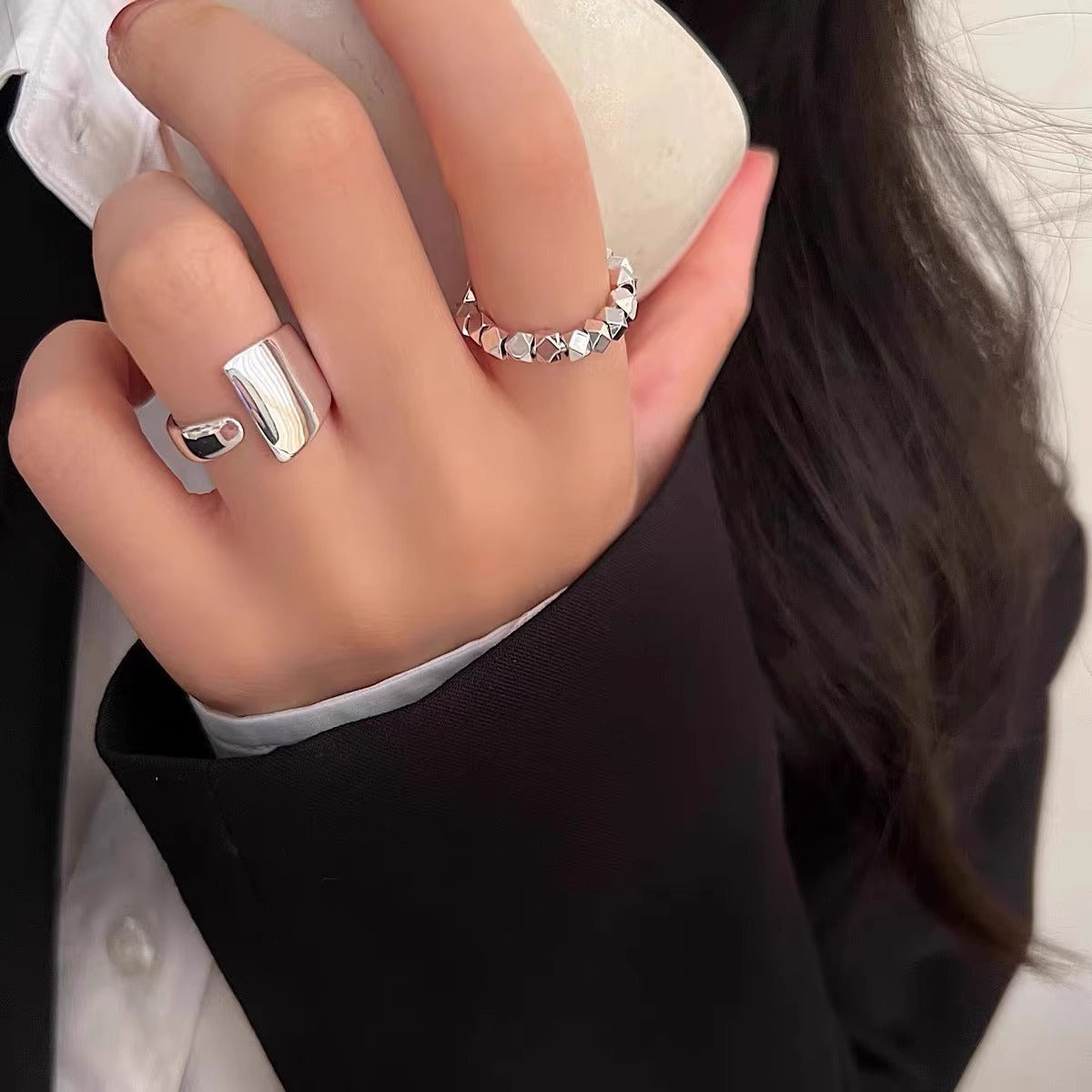 Klassinen Hopea Sormus ajattomalla viehätyksellä