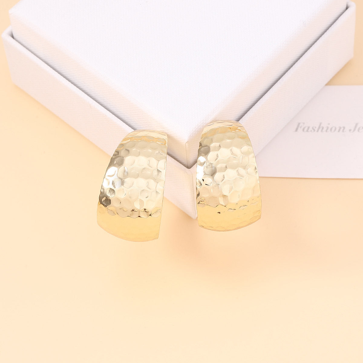 Kaunis Korvarengas ainutlaatuisella tyylillä