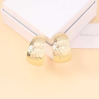 Kaunis Korvarengas ainutlaatuisella tyylillä