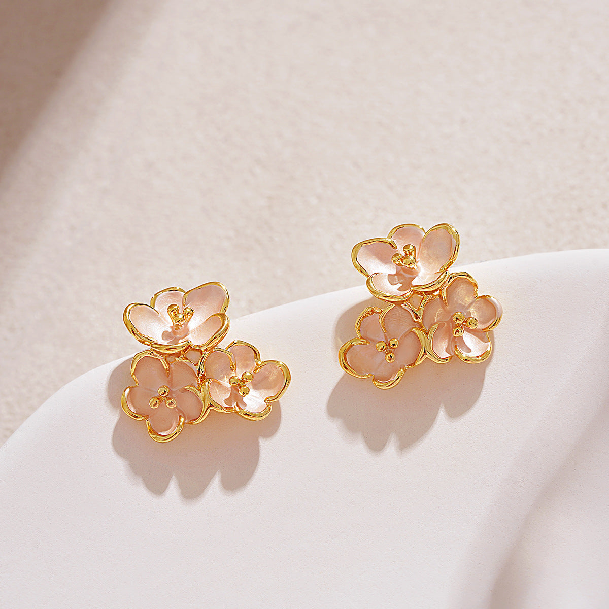 Kaunis Korvarengas ainutlaatuisella tyylillä