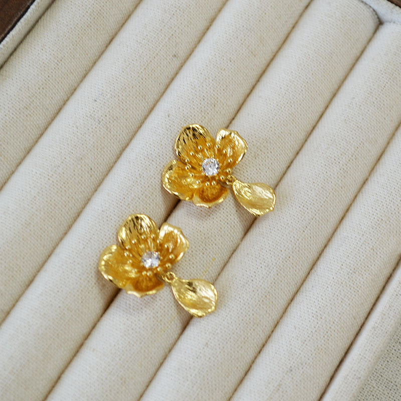 Hurmaava Kulta Korvarengas jokaiseen tilaisuuteen