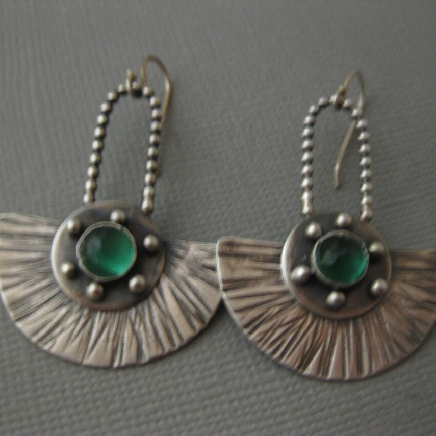 Klassinen Korvarengas ajattomalla viehätyksellä