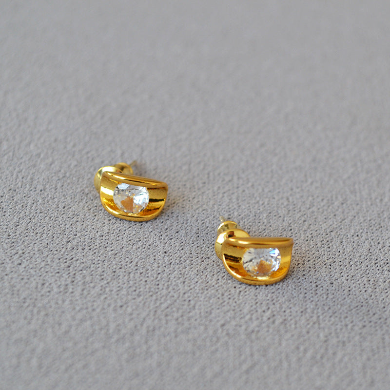 Kaunis Hopea Korvarengas ainutlaatuisella tyylillä