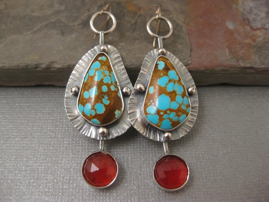 Kaunis Korvarengas ainutlaatuisella tyylillä