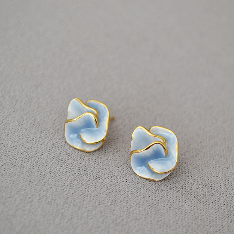 Kaunis Hopea Korvarengas ainutlaatuisella tyylillä