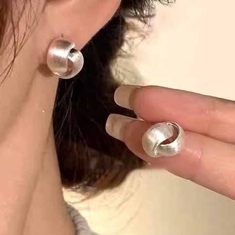 Kaunis Hopea Korvarengas ainutlaatuisella tyylillä