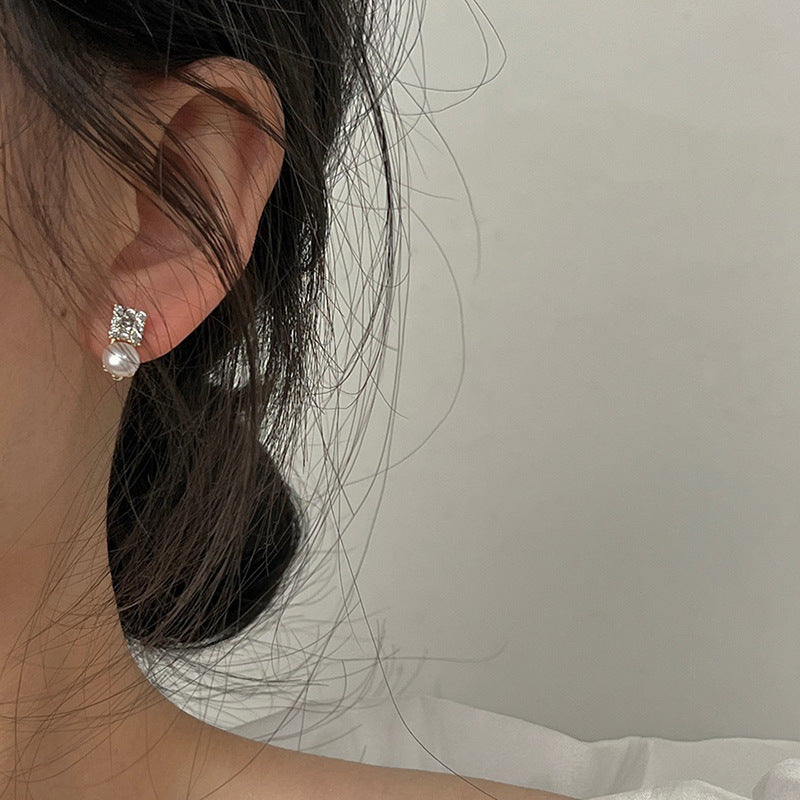 Klassinen Helmi Korvarengas ajattomalla viehätyksellä