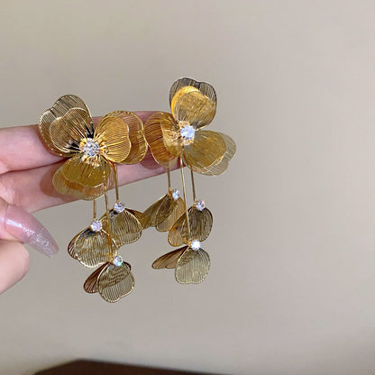 Kaunis Korvarengas ainutlaatuisella tyylillä