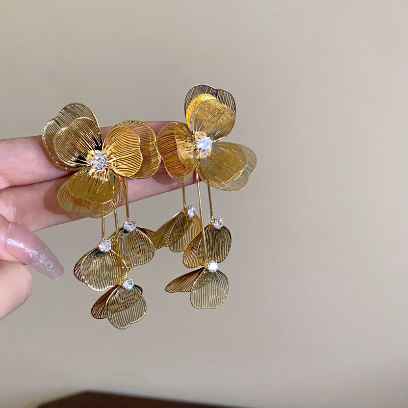 Kaunis Korvarengas ainutlaatuisella tyylillä