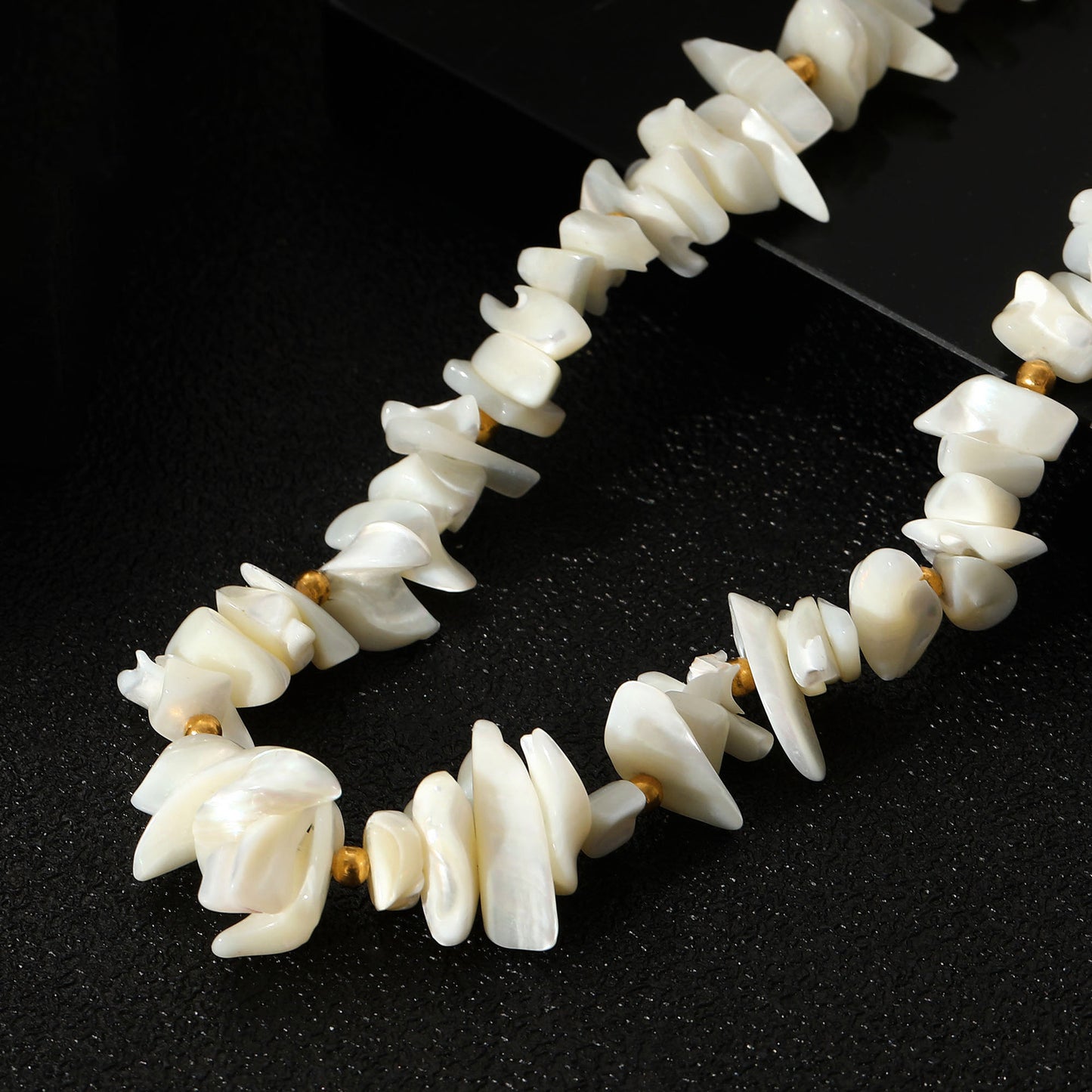 Klassinen Kaulakoru ajattomalla viehätyksellä