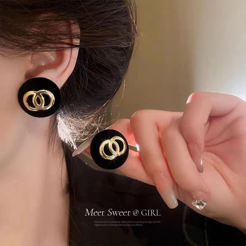 Hurmaava Kulta Korvarengas jokaiseen tilaisuuteen