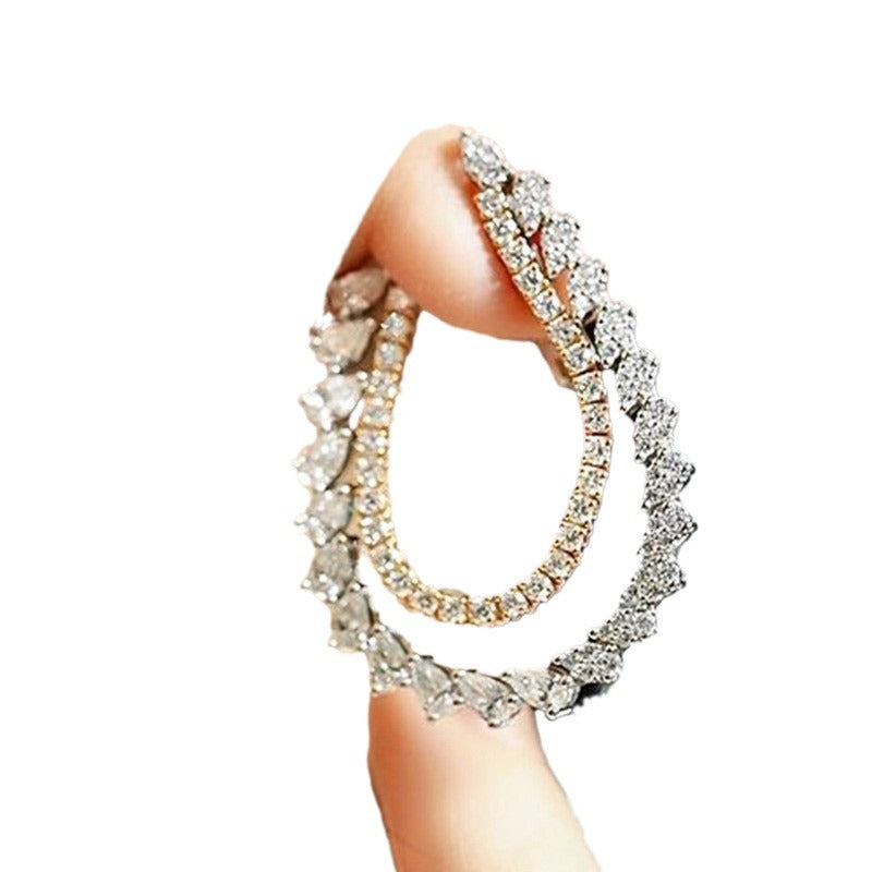 Kaunis Korvarengas ainutlaatuisella tyylillä