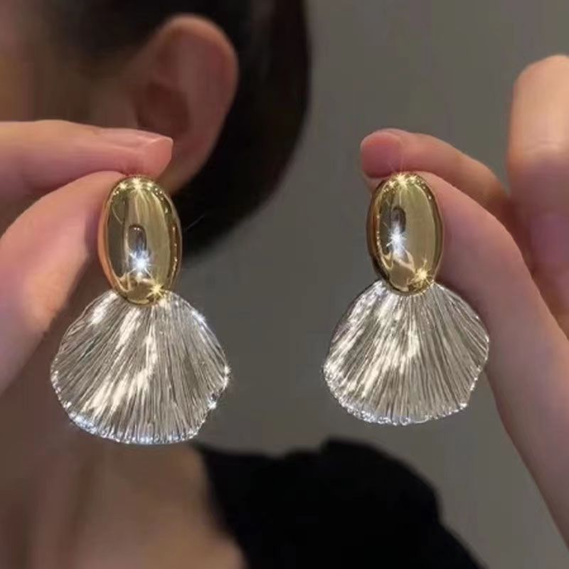 Kaunis Korvarengas ainutlaatuisella tyylillä