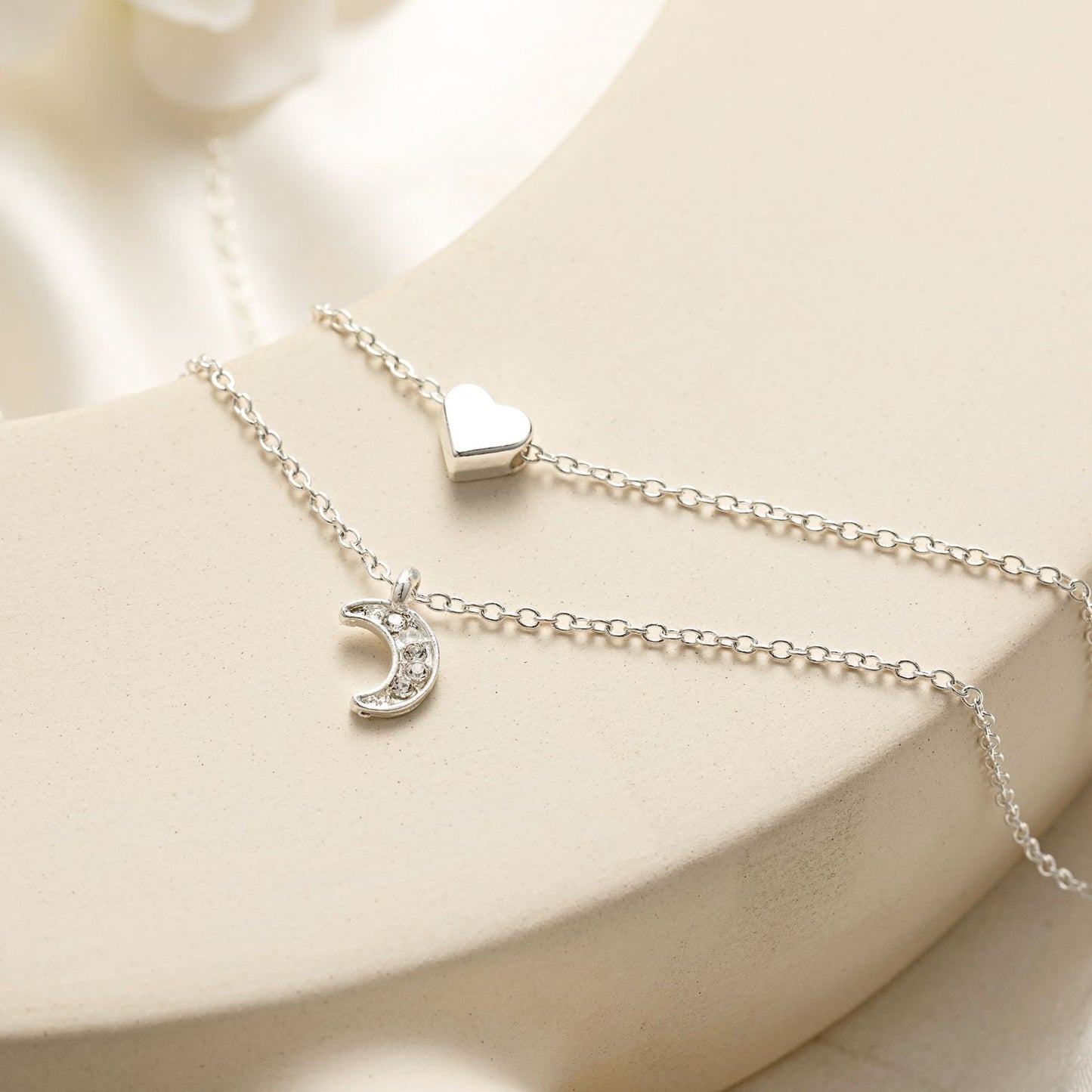 Klassinen Kaulakoru ajattomalla viehätyksellä