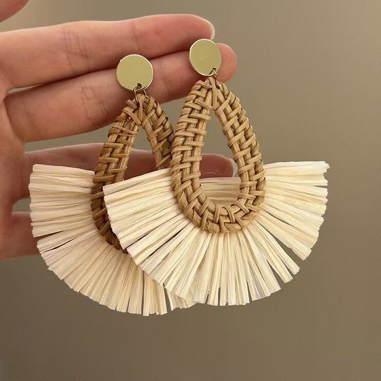 Kaunis Korvarengas ainutlaatuisella tyylillä