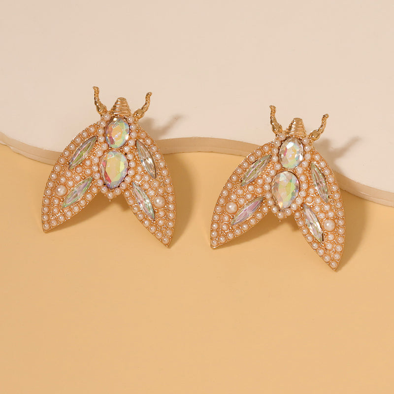 Klassinen Helmi Korvarengas ajattomalla viehätyksellä