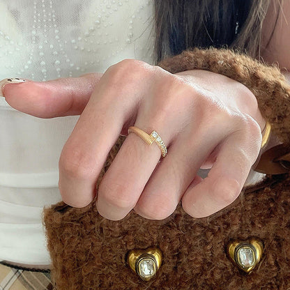 Klassinen Sormus ajattomalla viehätyksellä