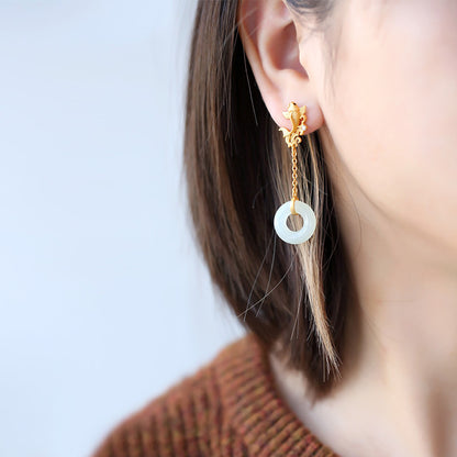 Kaunis Hopea Korvarengas ainutlaatuisella tyylillä