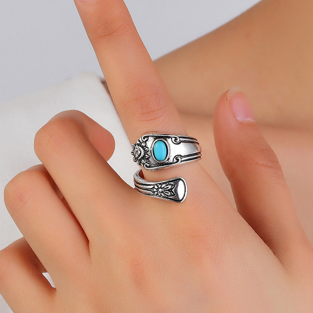 Klassinen Sormus ajattomalla viehätyksellä