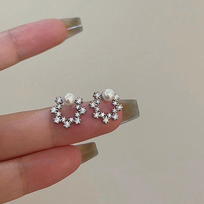 Klassinen Helmi Korvarengas ajattomalla viehätyksellä