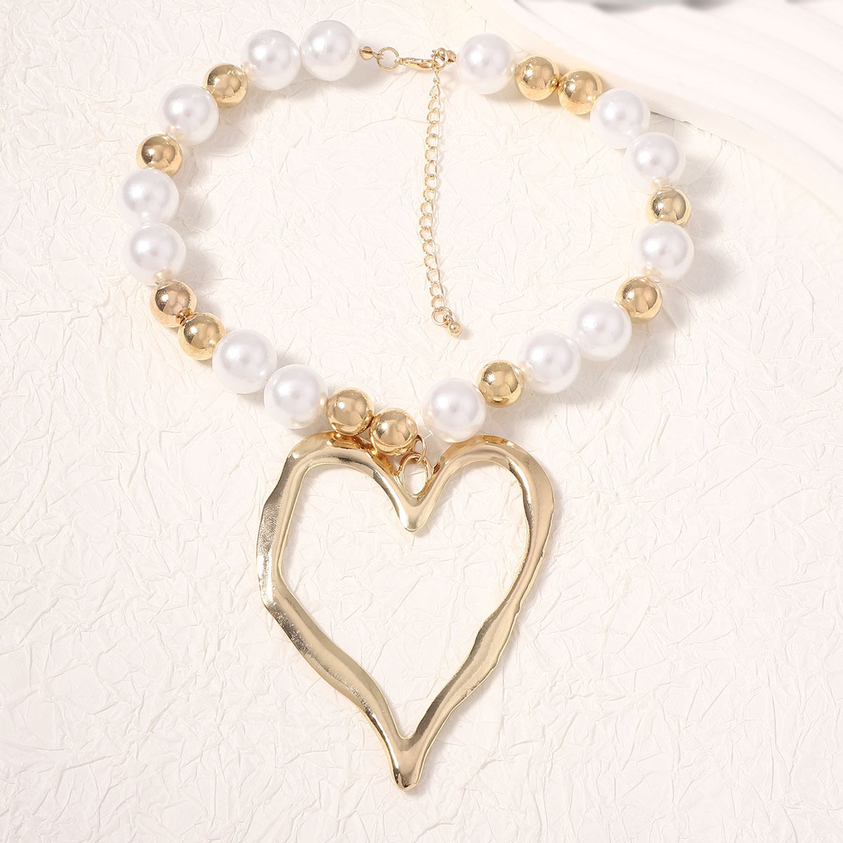 Klassinen Helmi Kaulakoru ajattomalla viehätyksellä