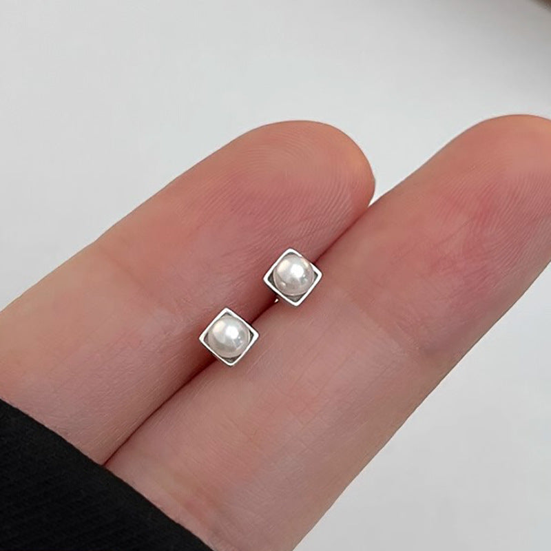 Klassinen Helmi Korvarengas ajattomalla viehätyksellä