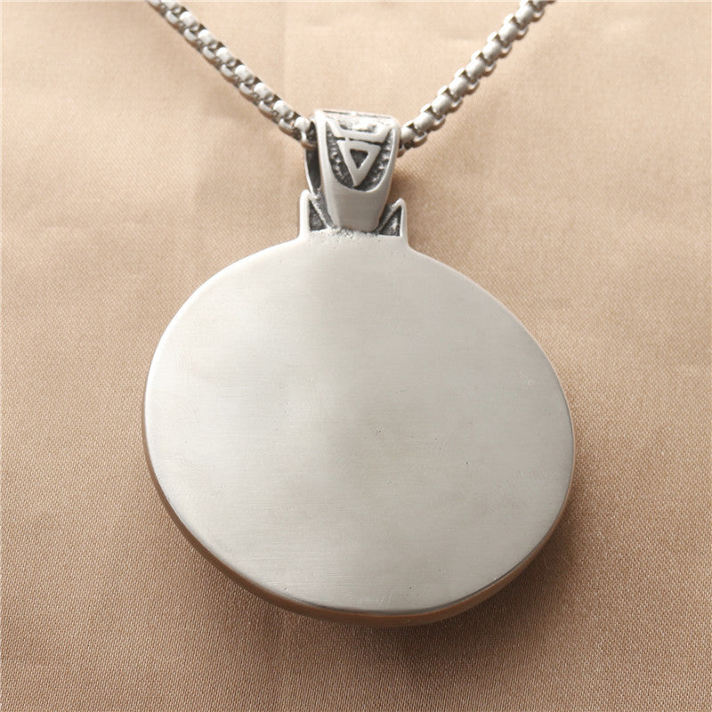 Klassinen Riipus ajattomalla viehätyksellä