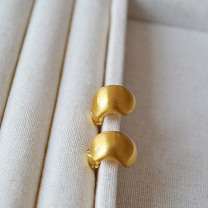 Klassinen Kulta Korvarengas ajattomalla viehätyksellä