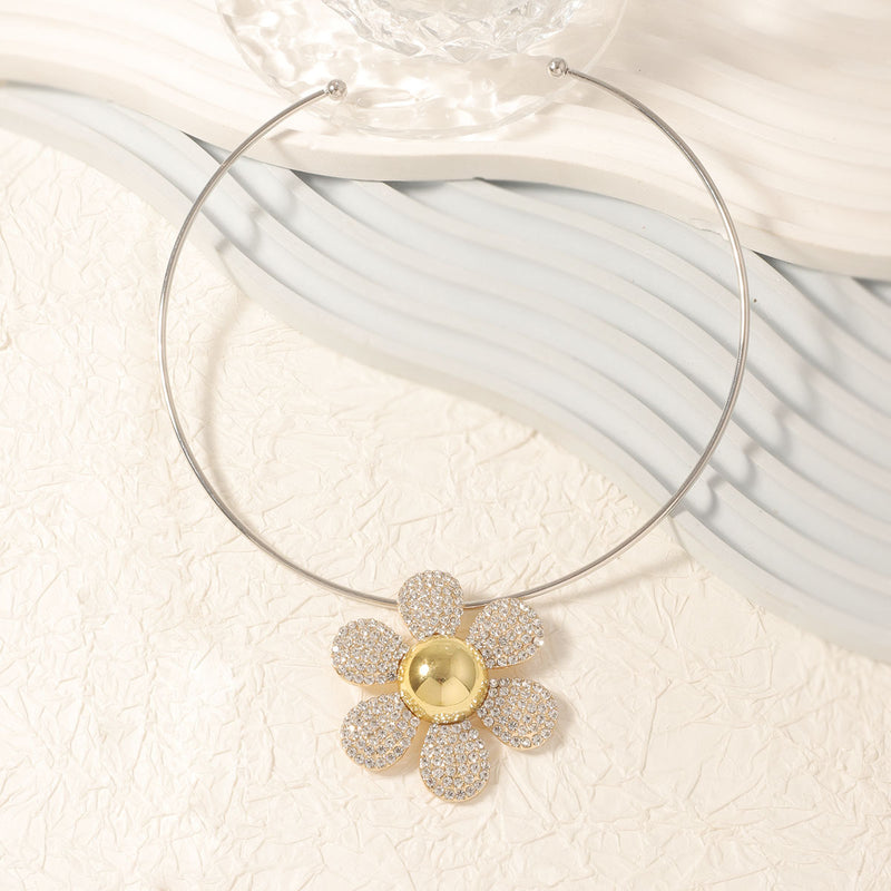 Klassinen Riipus ajattomalla viehätyksellä