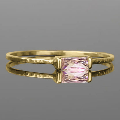 Klassinen Sormus ajattomalla viehätyksellä