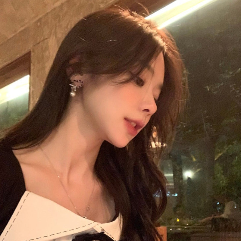 Kaunis Helmi Korvarengas ainutlaatuisella tyylillä