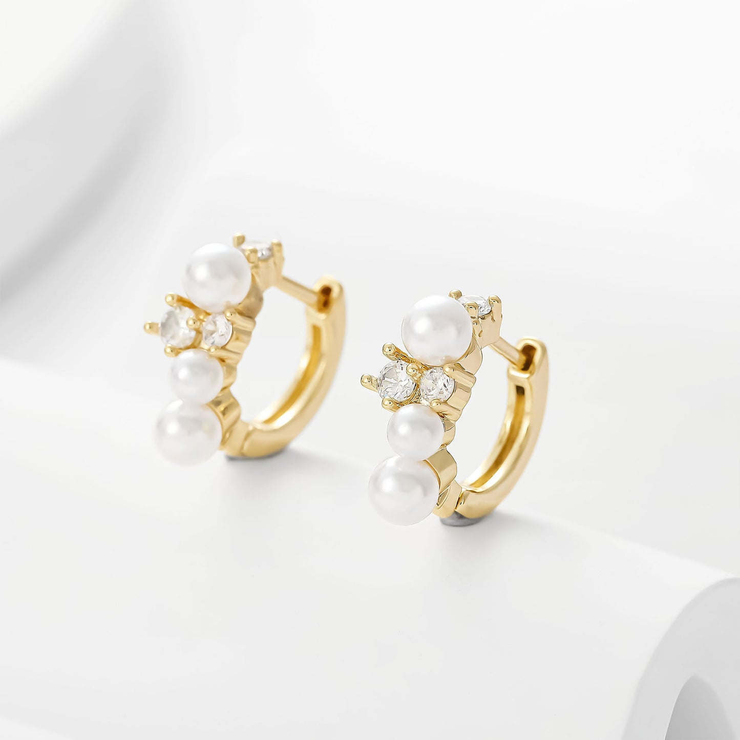 Kaunis Helmi Korvarengas ainutlaatuisella tyylillä