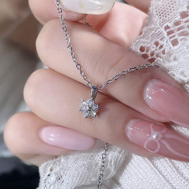 Klassinen Kaulakoru ajattomalla viehätyksellä