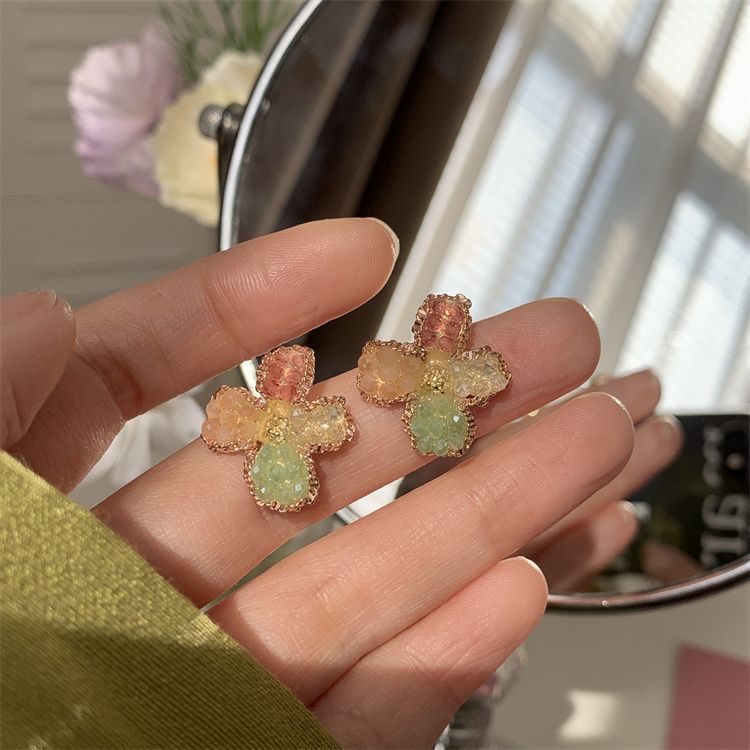 Kaunis Korvarengas ainutlaatuisella tyylillä