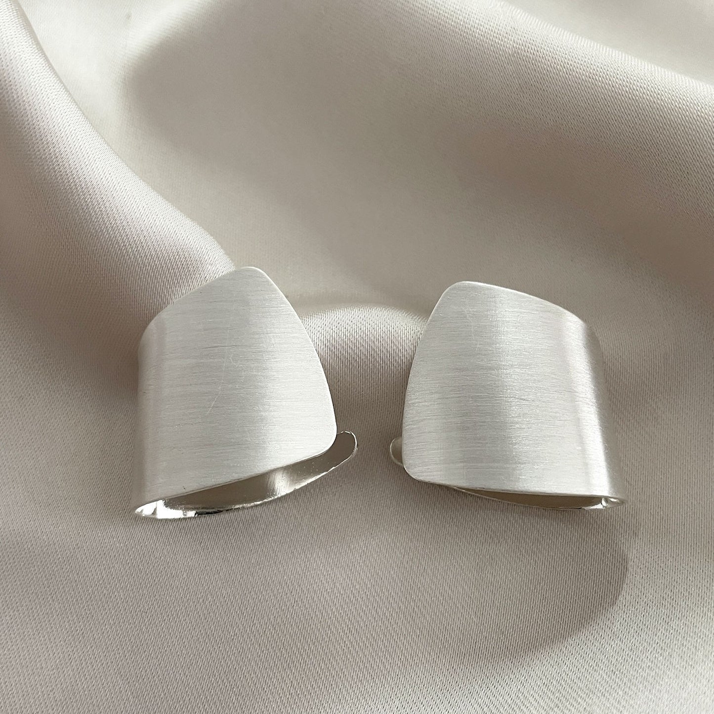 Elegantti Hopea Korvarengas jokaiseen tilaisuuteen