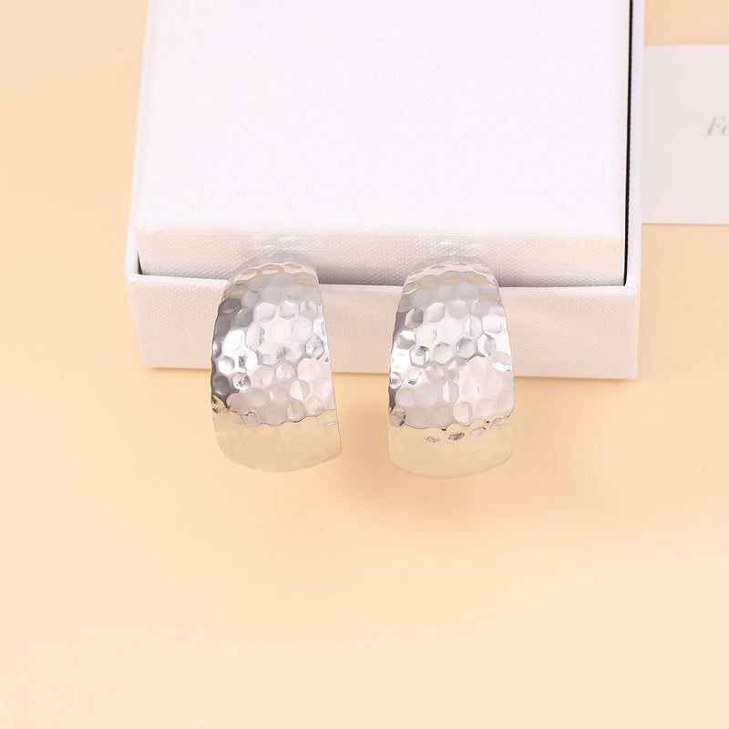 Kaunis Korvarengas ainutlaatuisella tyylillä