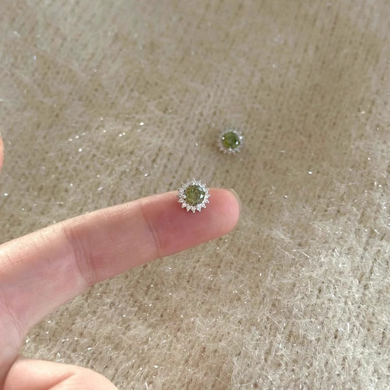 Kaunis Korvarengas ainutlaatuisella tyylillä