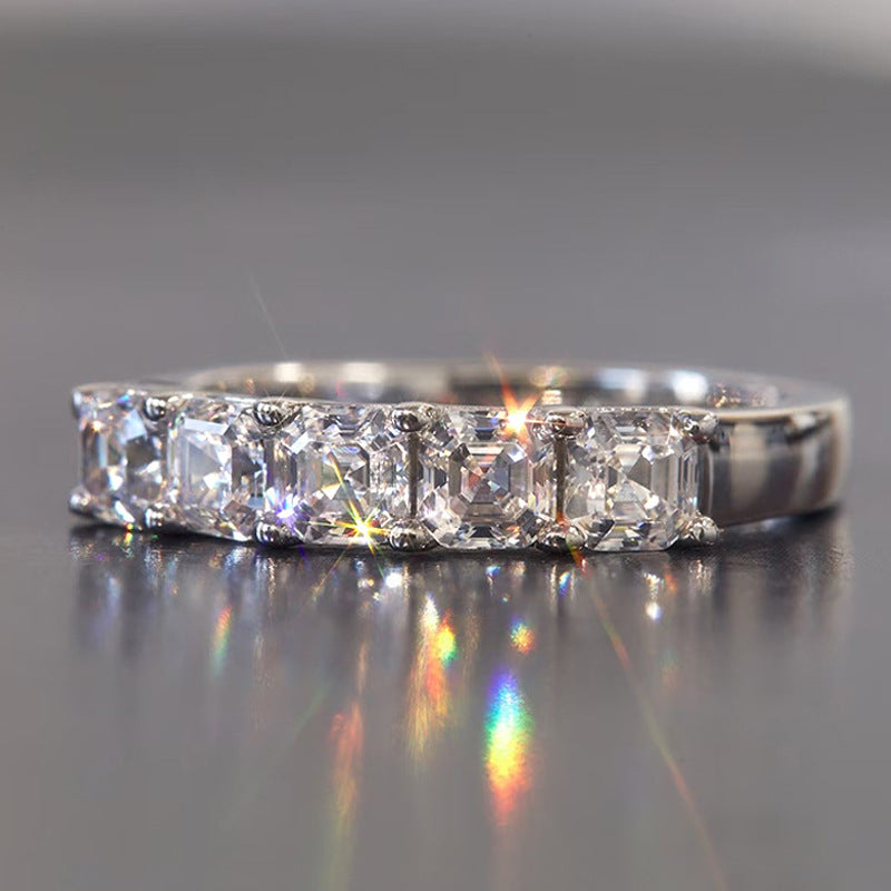 Hurmaava Sormus jokaiseen tilaisuuteen