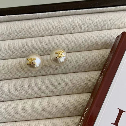 Kaunis Helmi Korvarengas ainutlaatuisella tyylillä