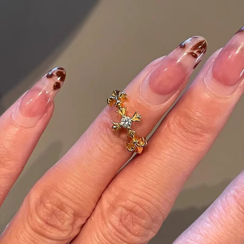 Klassinen Sormus ajattomalla viehätyksellä