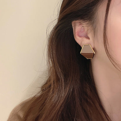 Kaunis Korvarengas ainutlaatuisella tyylillä