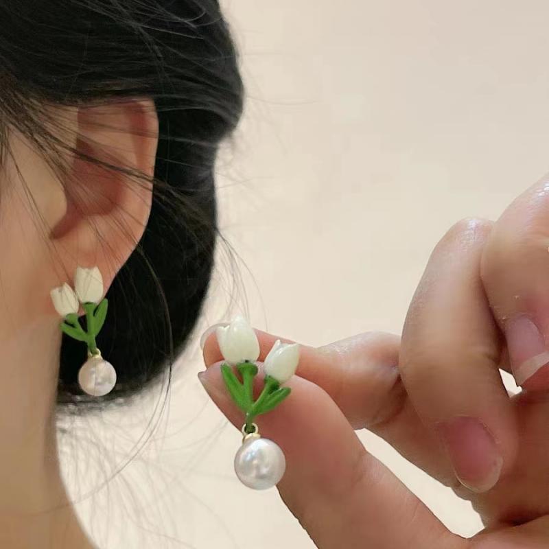 Kaunis Helmi Korvarengas ainutlaatuisella tyylillä