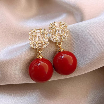 Kaunis Helmi Korvarengas ainutlaatuisella tyylillä