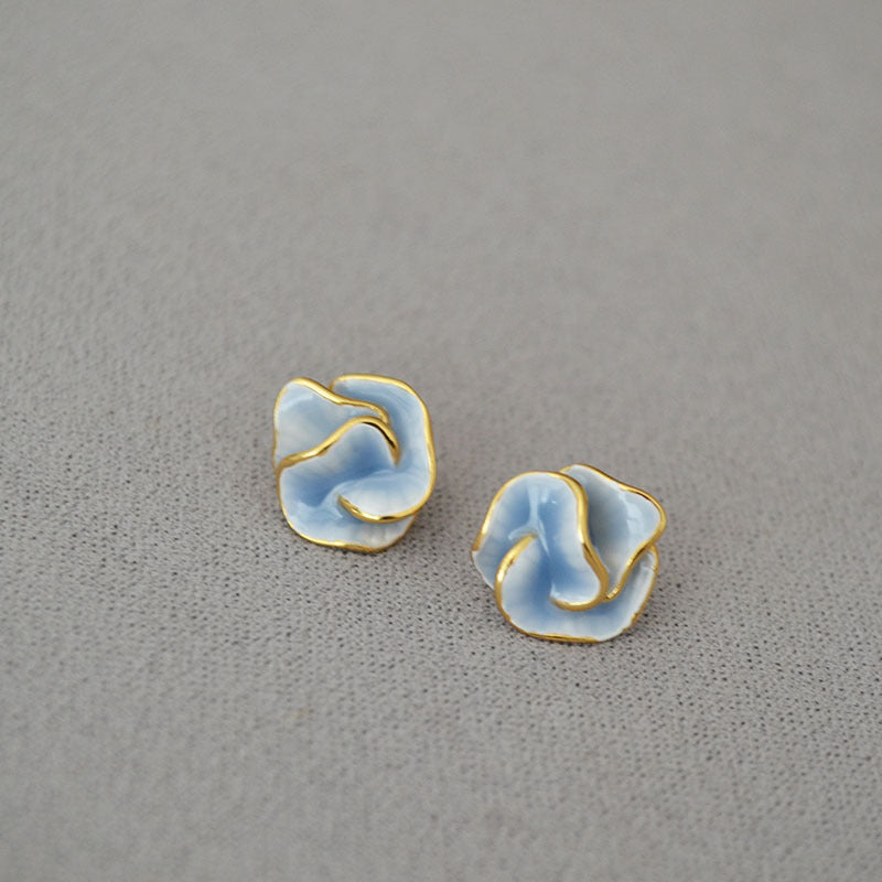 Kaunis Hopea Korvarengas ainutlaatuisella tyylillä